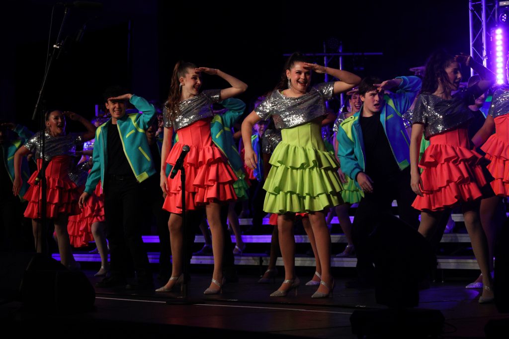 Keynotes from Olentangy High School performing on stage