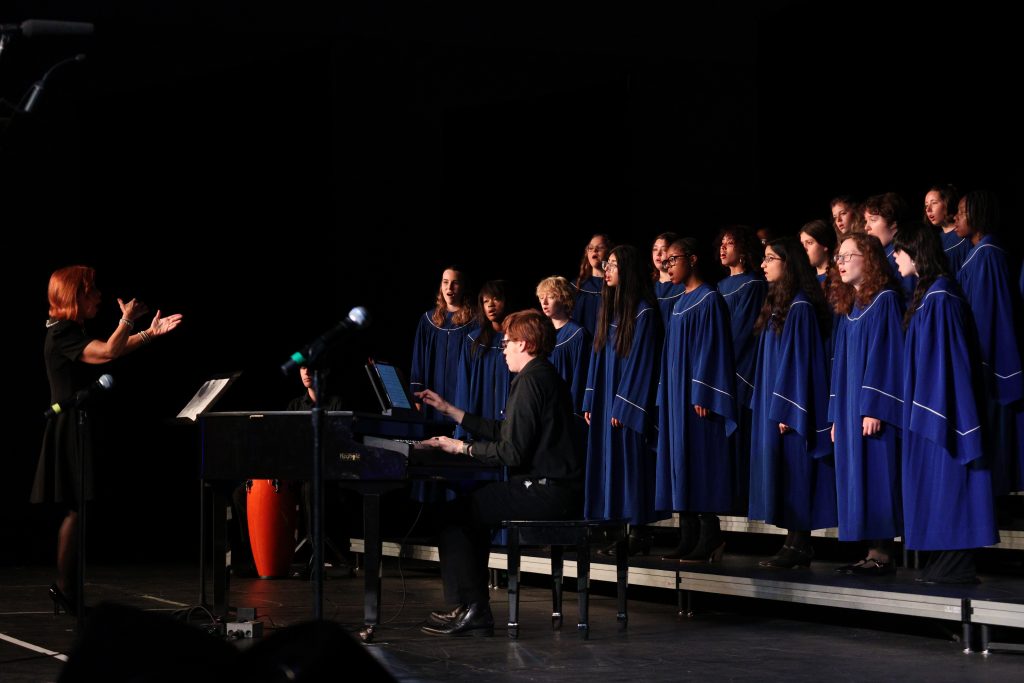 Jagsingers Women's concert choir - standing on stage in blue robes